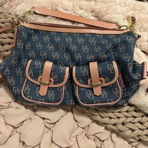 VINTAGE DOONEY & BOURKE MEDIUM SIZED PURSE - Kept in great condition